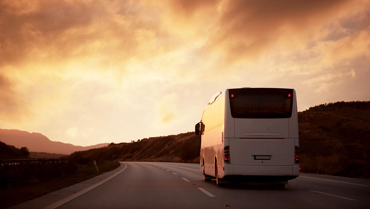 Ein Reisebus auf der Autobahn